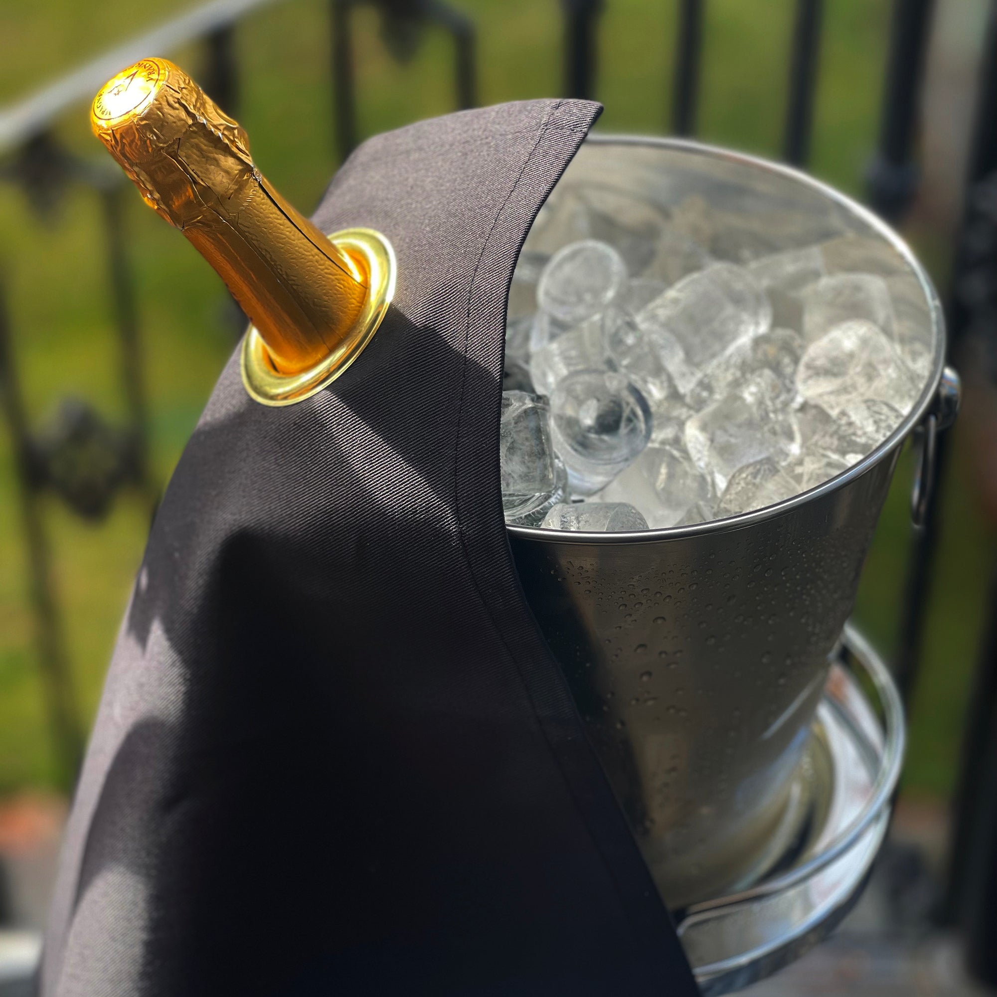 Klassisk flaskeclot · Svart med guldmetallring, bomull, 42 cm, hörnhål