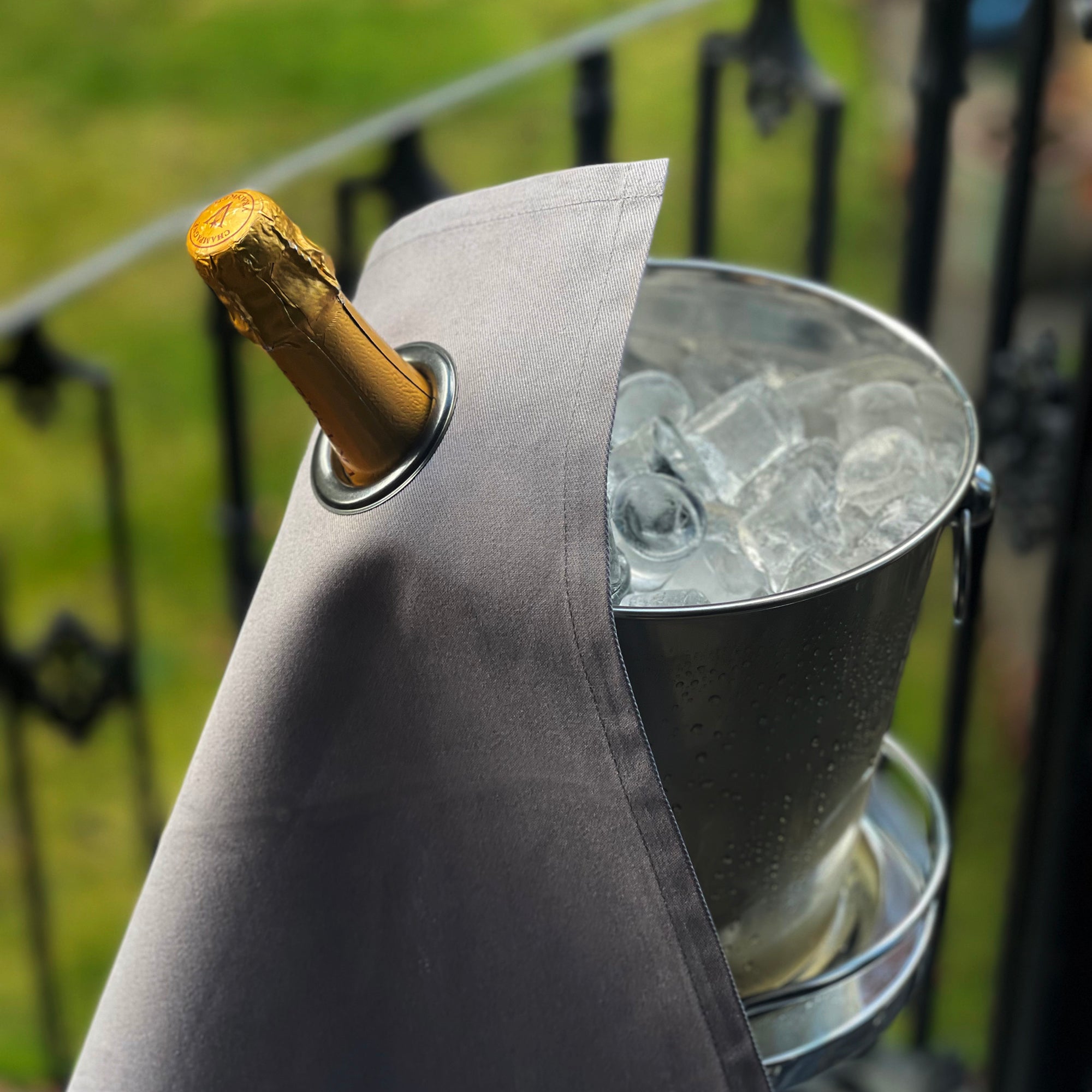 Klassisk flaskhäck · Platin med kolmetallring, bomull, 42 cm, hörnhål